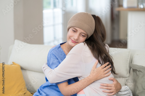 Canvastavla Female patients after receiving chemotherapy receive encouragement and care from family members or close friends