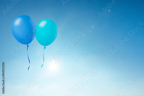 Zwei Blaue Luftballons vor blauem Himmel