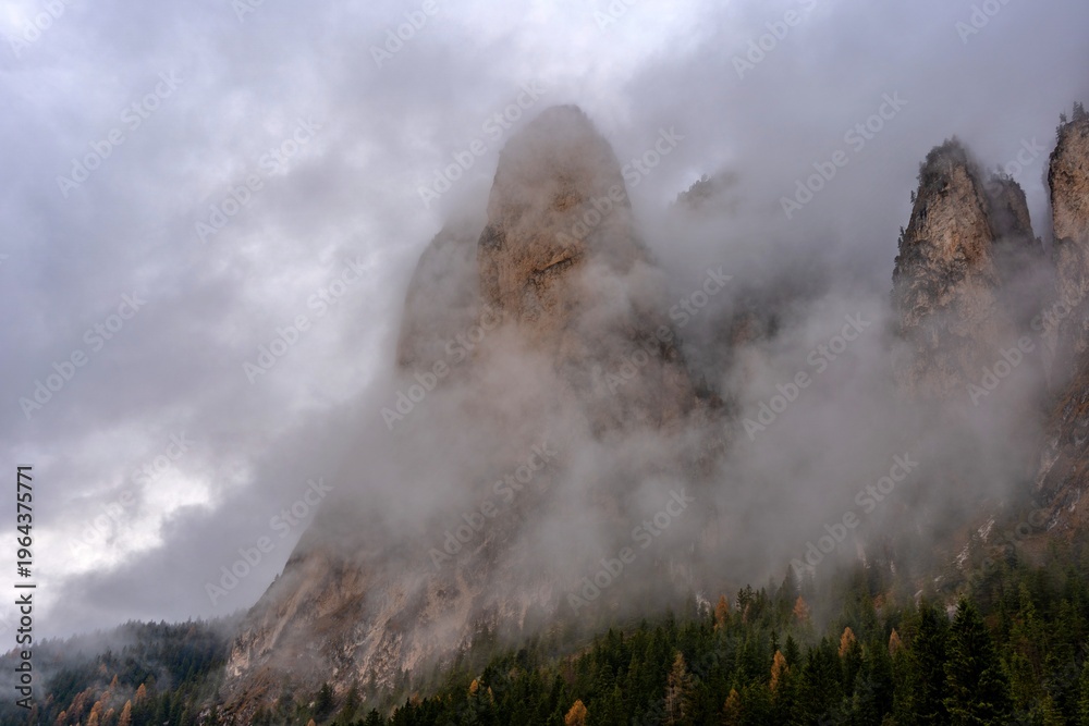Fototapeta premium Gipfel in den Wolken