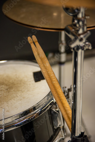 Fotografía Behind the curtain the heartbeat of the band is ready