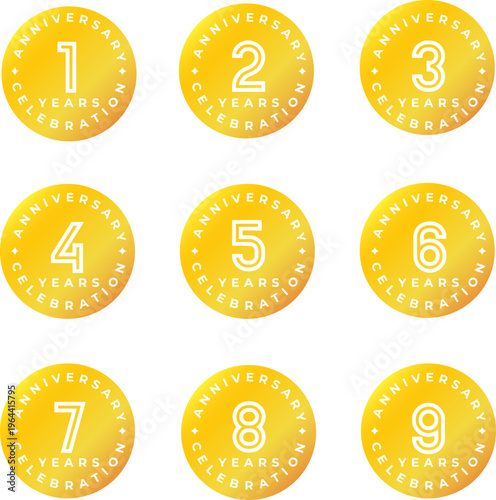 シンプルで高級感のある円形アニバーサリーバッジセット、1周年から9周年まで使えるゴールドグラデーションの記念アイコン素材