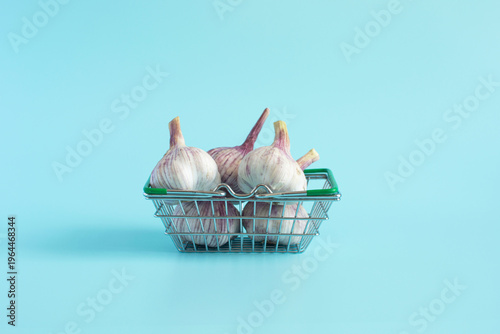 Foto Garlic bulbs in a close-up in a grocery basket on a light background