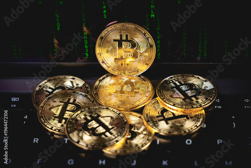 Un tas de pièces bitcoin devant un fond de code vert, symbolisant la technologie blockchain, la cybersécurité et l’univers des cryptomonnaies.