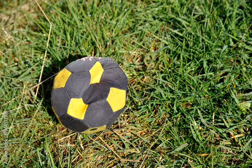 Ein alter defekter Ball auf dem Rasen