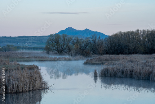 Φωτογραφία River steaming as the sun rises over the valley, Northern Utah