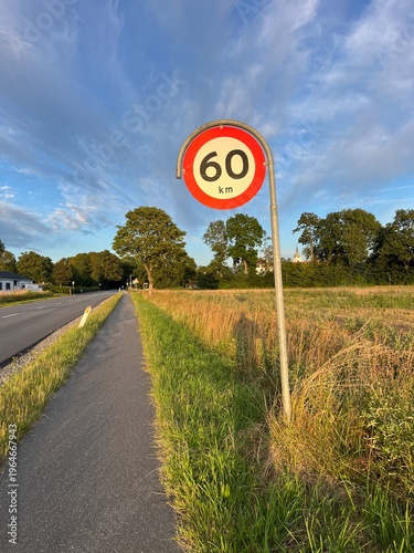 Konstfotografi speed limit road sign
