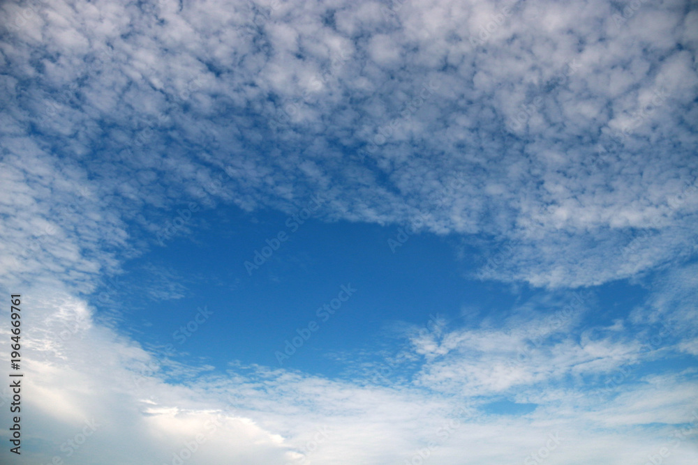 Obraz premium Sky with soft cloud. Sunlight with cloudy sky with clear sky.