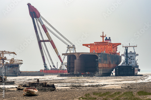 Foto Ship breaking yard in Chittagong with massive hulls and floating cranes