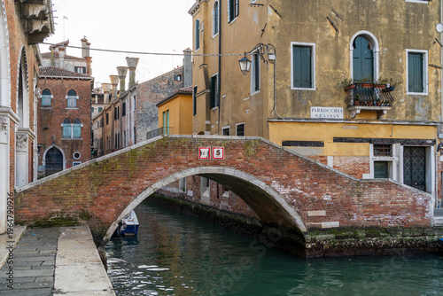 Canvas Print Ponte de la Chiesa Bridge and Rio de San Cassiano in San Polo District Venice