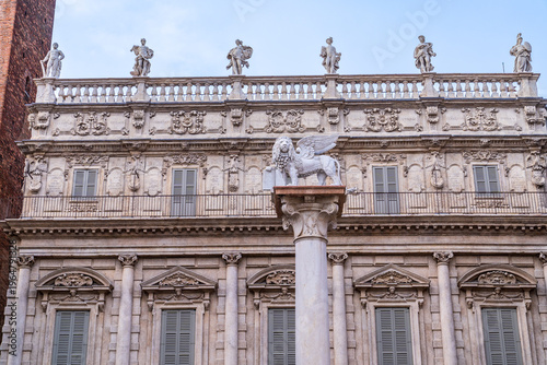 Foto Palazzo Maffei and the Saint Mark's Lion column in Piazza delle Erbe, Verona
