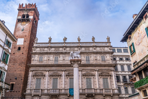 Bild auf Leinwand Palazzo Maffei, Gardello Tower and Saint Mark's Lion column, Verona