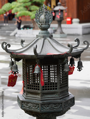 China Shanghai Jade-Buddha Tempel Innenhof des buddhistischen Longhua-Tempels in Shanghai mit alten Laternen. Einer der ältesten Tempel in Shanghai