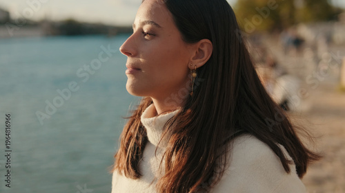 Foto Serene Woman By Seville Waterfront In Evening Light