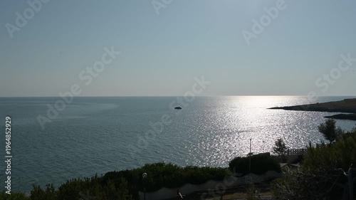 isola di sfinale all'alba in mezzo al mare