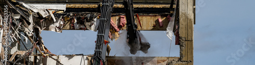 Foto Urban redevelopment, hydraulic jaw of cracker attachment tearing down and demoli