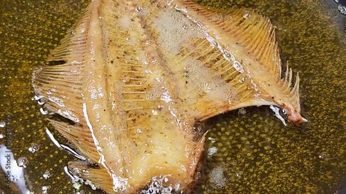 カレイの骨の唐揚げ　調理シーン