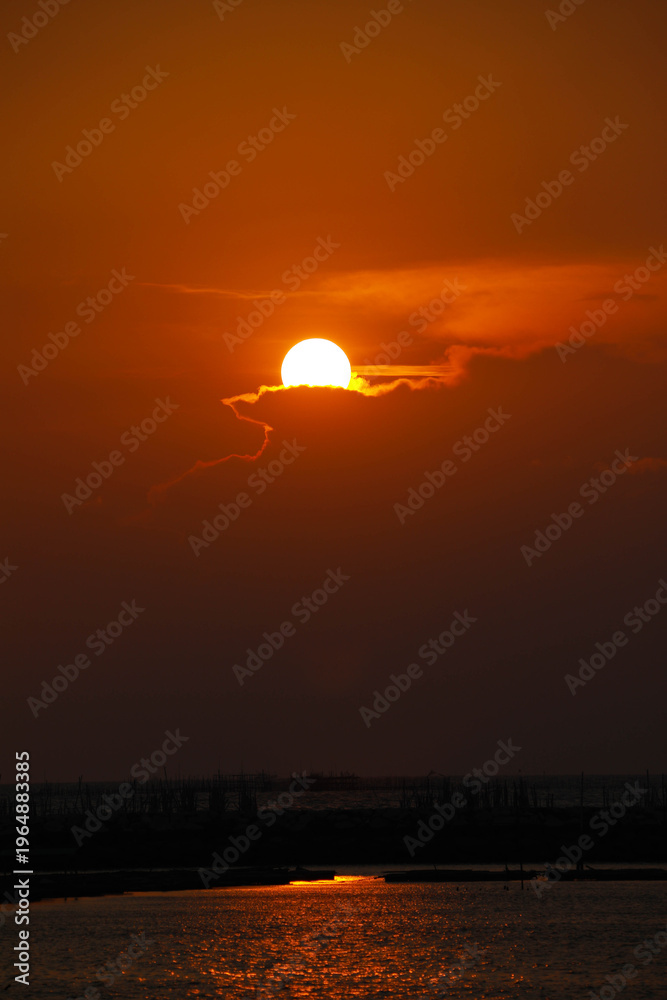 Obraz premium golden light of the sun