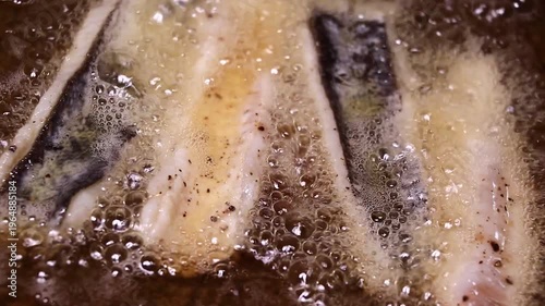 カレイの唐揚げ　調理シーン