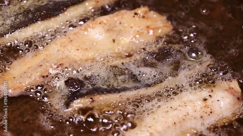 カレイの唐揚げ　調理シーン