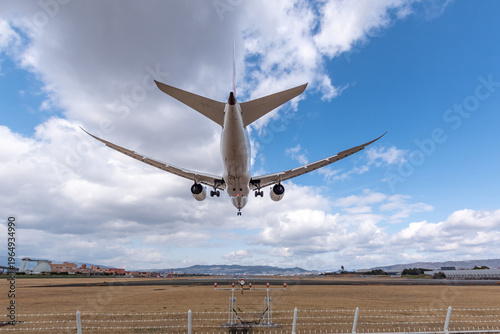 伊丹空港に着陸する旅客機