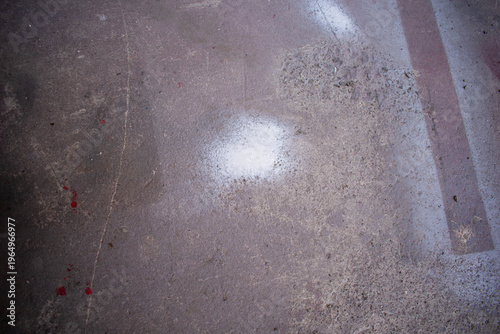 Textura de un suelo de cemento desgastado y viejo con manchas blancas