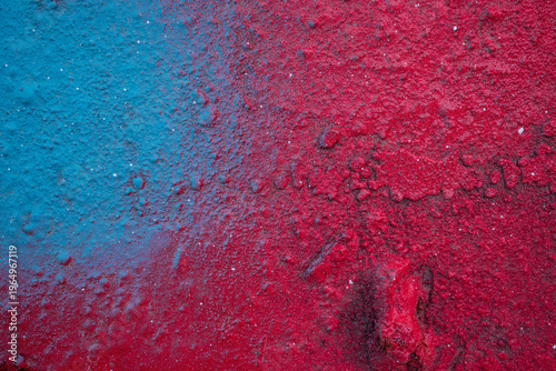 Imagen horizontal de una pared de cemento color rojo con azul perfecta para fondos de texturas industriales o creativas