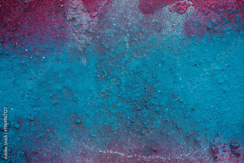 Imagen horizontal de una pared color azul con rojo en degradado