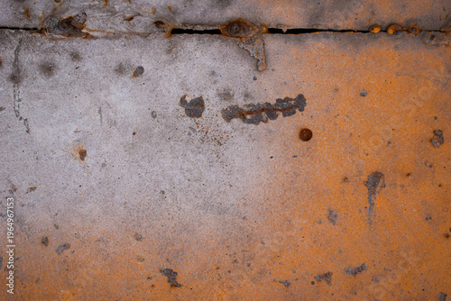 Imagen horizontal de una superficie de metal despintada, vieja y descolorida ideal para fondos con texturas