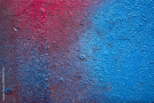 Imagen horizontal de una pared de metal color azul con rojo despintada ideal para fondos con texturas industriales