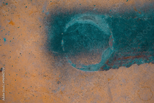 Imagen horizontal de una pared de metal color naranja oxidada y vieja con marcas colores azules