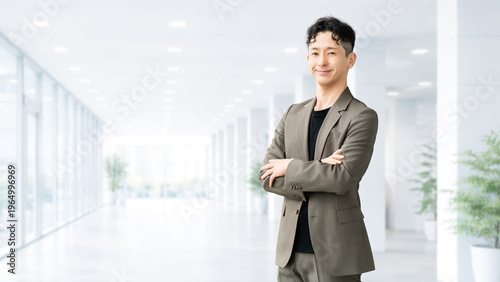 Photos 腕組みをする日本人男性・ビジネスパーソンのビジネスイメージ, Japanese Businessman Standing with Arms Crossed i