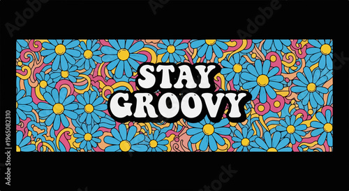 Illustration graphique vintage avec lettrage Stay Groovy sur un fond de fleurs bleues et vagues psychédéliques multicolores style hippie.