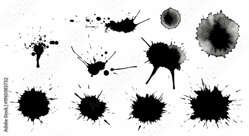 白い背景に描かれた様々な形状の黒いインクの飛沫と汚れのセット。手書き風のアーティスティックなデザイン素材として、ポスターやウェブサイトの背景、テクスチャ、グラフィックデザインのアクセントに最適な、力強くダイナミックな墨汁のしぶきとドリップのベクターイラストレーション。