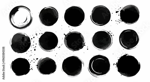 白い背景に配置された、墨汁や水彩絵の具による黒い円形のブラシストロークとインクのスプラッターのセット。和風の筆致やモダンなグラフィックデザイン、ロゴ制作に最適な、質感豊かな手書きのテクスチャ素材が15種類並んでいます。
