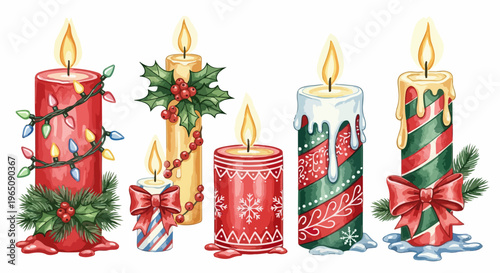 Handgezeichnete Aquarell-Illustration von sechs brennenden Weihnachtskerzen mit festlicher Dekoration wie Schleifen und Tannenzweigen auf Weiß.