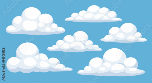Set di diverse nuvole bianche e soffici in stile cartone animato isolate su uno sfondo azzurro cielo limpido per design grafico.