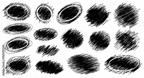 Collezione di forme ovali e cerchi scarabocchiati a mano con inchiostro nero su sfondo bianco per design grafico creativo e artistico.