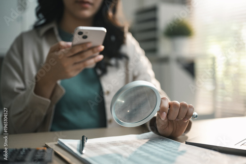 Fotografi User scanning receipt with smartphone and magnifying glass, illustrating OCR technology for expense tracking, document management and digital finance automation