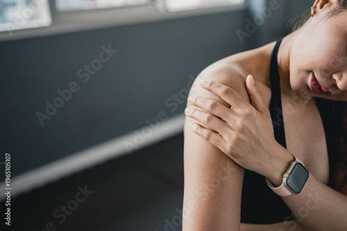 Foto Female athlete holding painful shoulder after workout representing rotator cuff injury, muscle strain, sports trauma and orthopedic health problems
