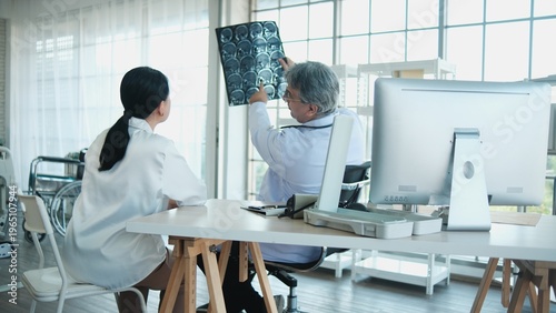 Foto Professional radiology doctor explains X-ray film, brain scan results to senior Asian female patient, medical consultation, and health checkup in hospital, diagnosis advice, and sickness treatment