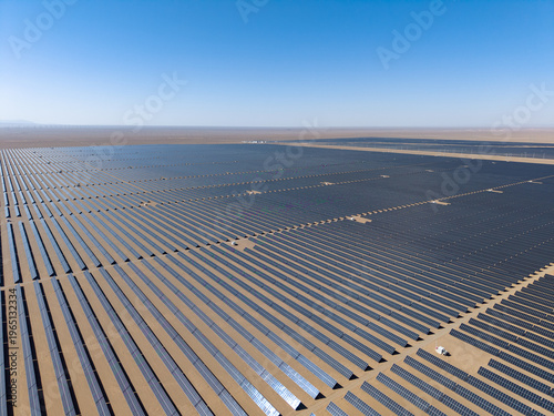 Foto Vast solar power farm located in Jiayuguan City, China harnesses the sun's energ
