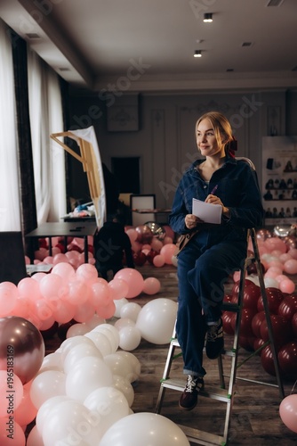 Fotografía Event planner woman organizing party balloons decoration