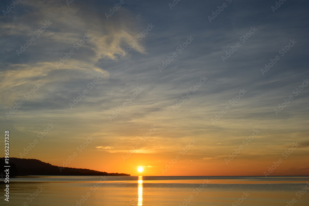 Obraz premium Sunset over the sea with dramatic clouds