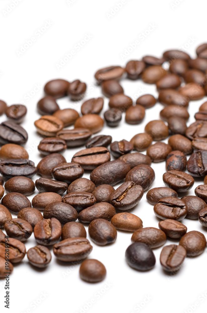 Fototapeta premium Loose coffee beans isolated on white background