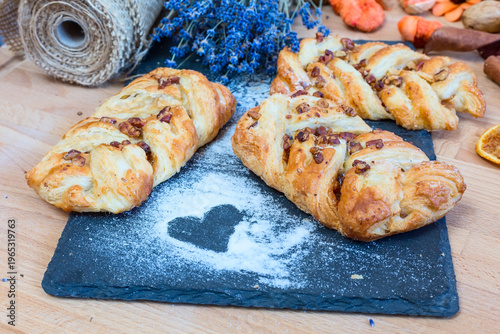 Fotografie marple and pecan plait pastry