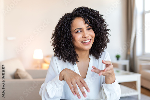 Fotografía Happy young mixed race woman gesturing and talking during video call