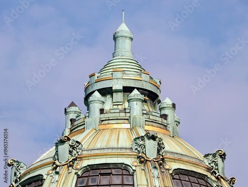 Obraz na płótnie Victorian era copper dome showcasing detailed craftsmanship and weathered grande
