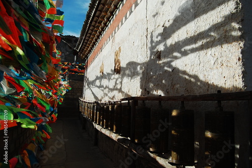 Cuadro en lienzo Colorful prayer flags and prayer wheels in a traditional temple