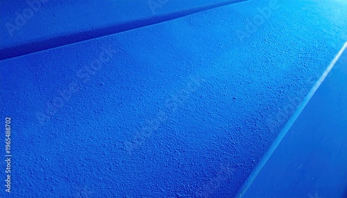 Textura abstrata em tom azul profundo com linhas diagonais e iluminação dramática, fundo minimalista.