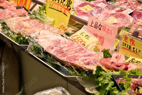 活気ある精肉市場に並ぶ新鮮な鶏肉と串焼き　日本の食文化と豊かな食材、購買意欲の象徴